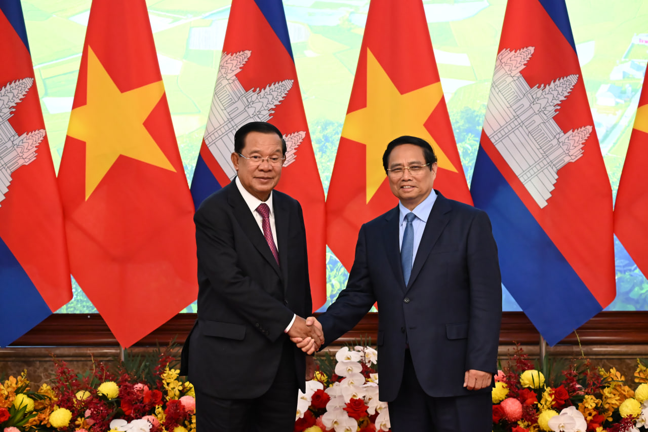 Hun Sen and Vietnamese PM Vow to Boost Bilateral Ties in Hanoi