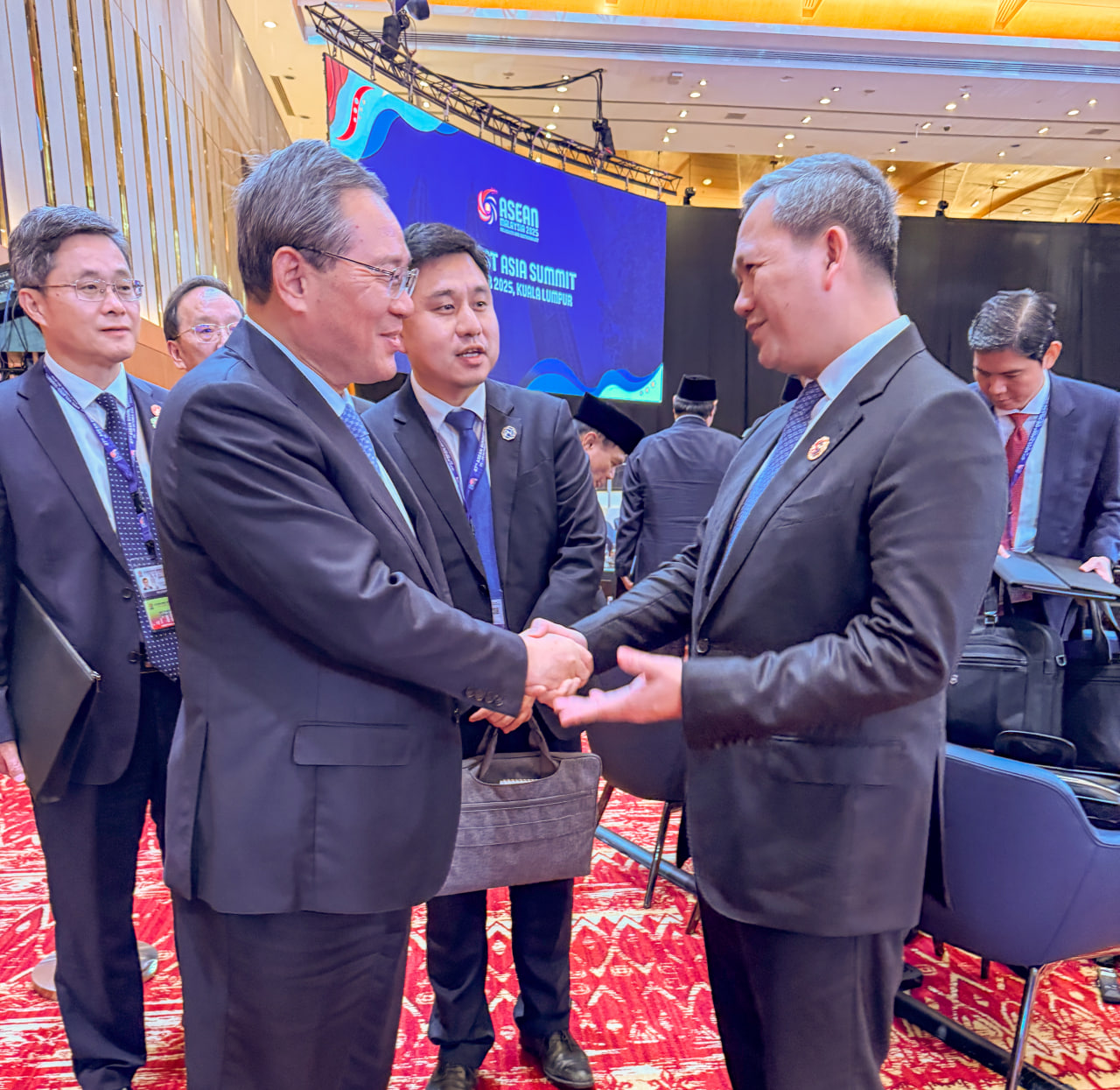 PM Hun Manet and Premier Li Qiang Hold Key Informal Talks at ASEAN Summit