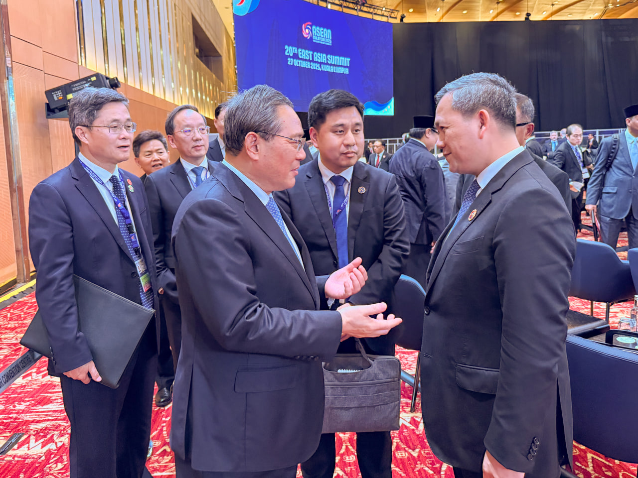PM Hun Manet and Premier Li Qiang Hold Key Informal Talks at ASEAN Summit