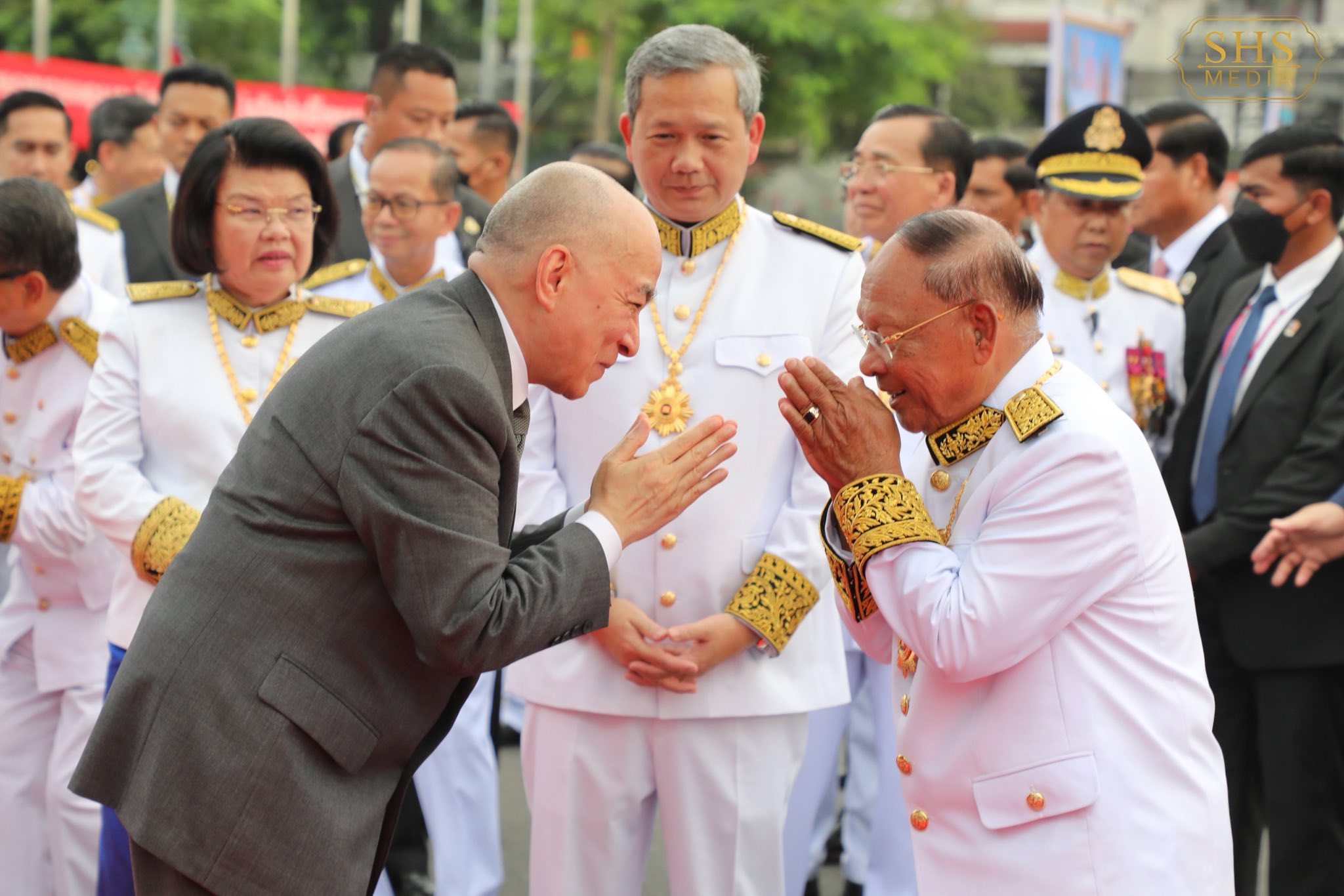 King Norodom Sihamoni Extinguishes Victory Flame, Concluding 72nd National Independence Day