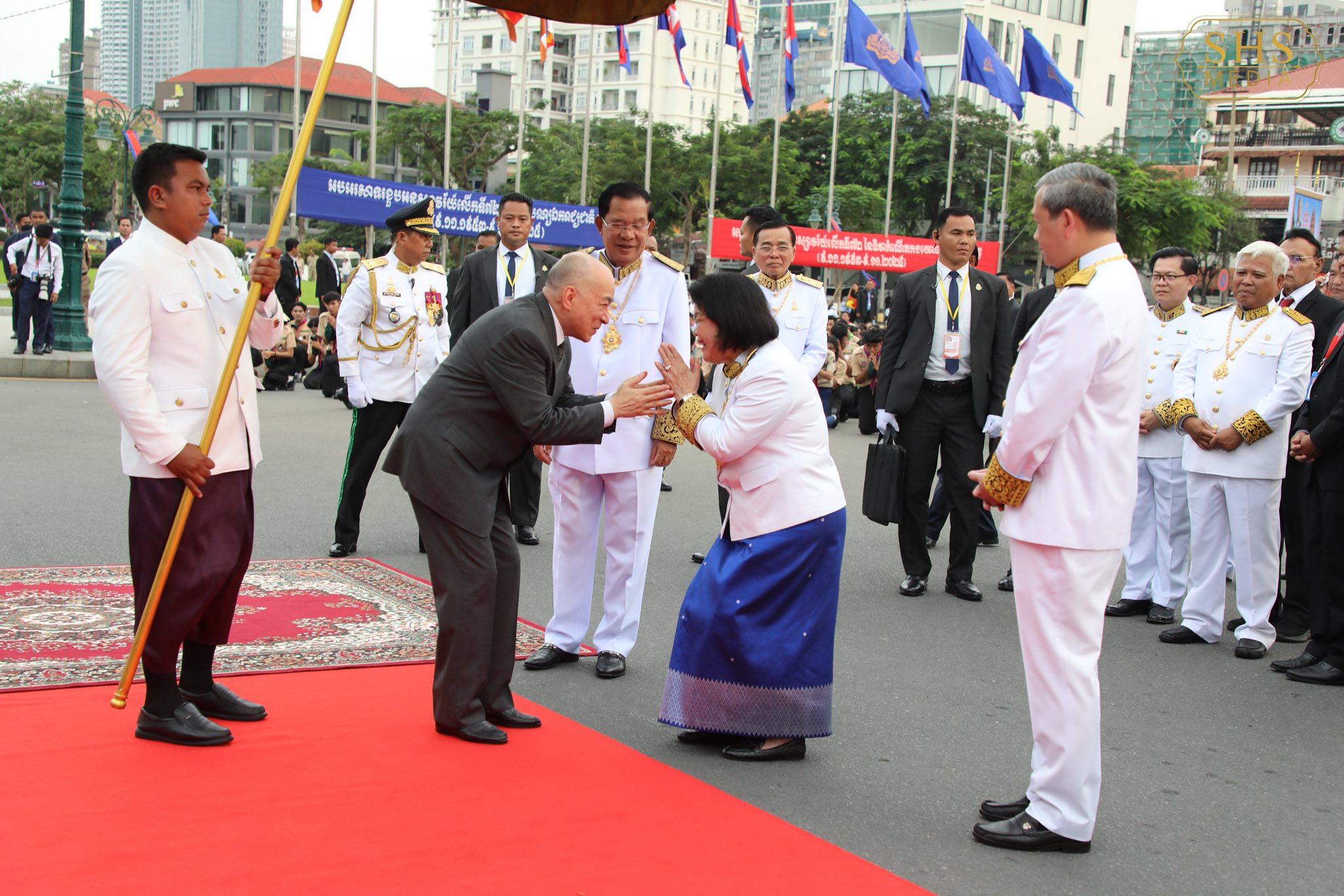 King Norodom Sihamoni Extinguishes Victory Flame, Concluding 72nd National Independence Day