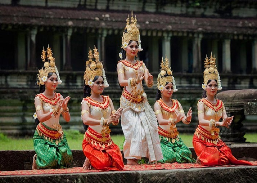 The Magical World of the Royal Ballet of Cambodia 💃✨ – A Dance of Gods, Legends, and Grace
