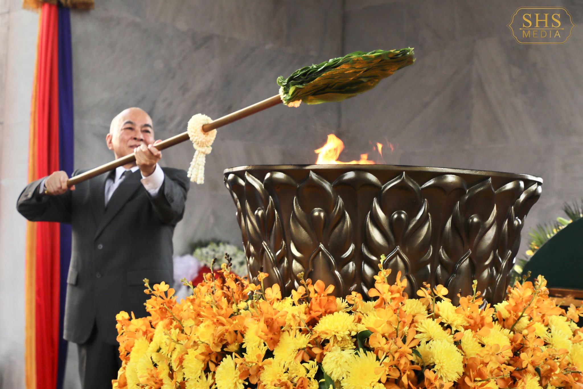 King Norodom Sihamoni Extinguishes Victory Flame