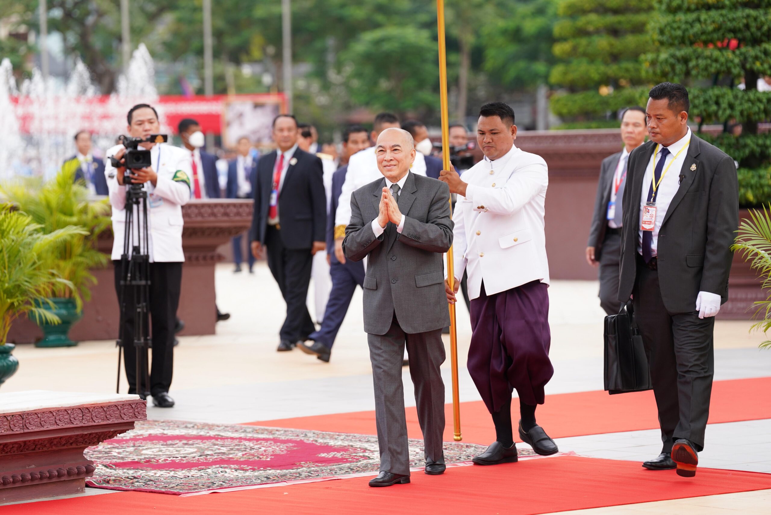 King Norodom Sihamoni Extinguishes Victory Flame, Concluding 72nd National Independence Day