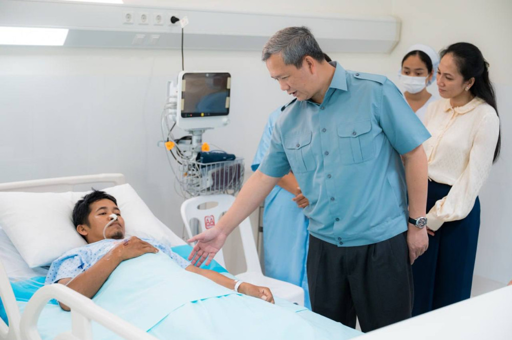 PM Hun Manet Visits Civilians Injured in Border Shooting 💔