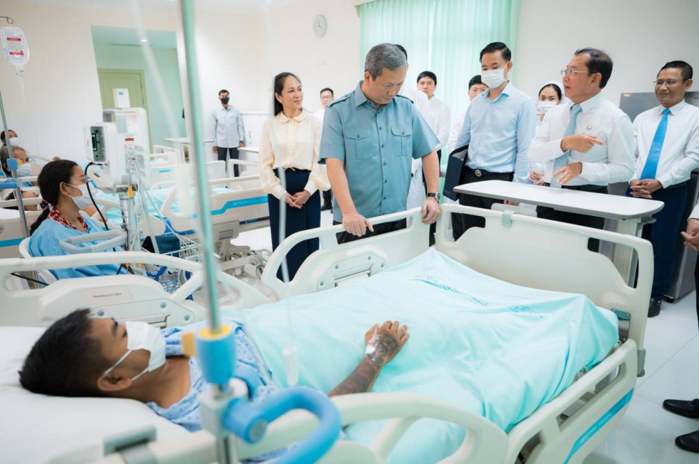 PM Hun Manet Visits Civilians Injured in Border Incident