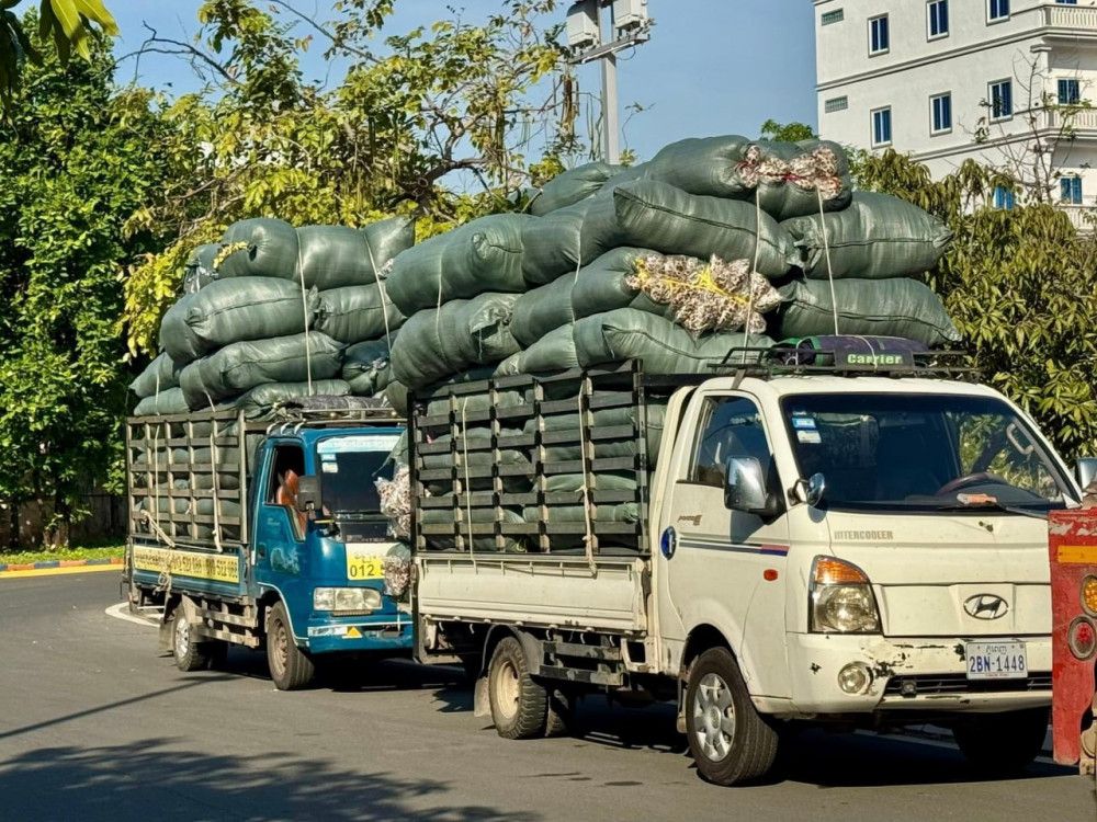 Samdech Bun Rany Hun Sen approves 60 tonnes of rice and 12,500 blankets for displaced residents in Oddar Meanchey, Banteay Meanchey, and Preah Vihear.