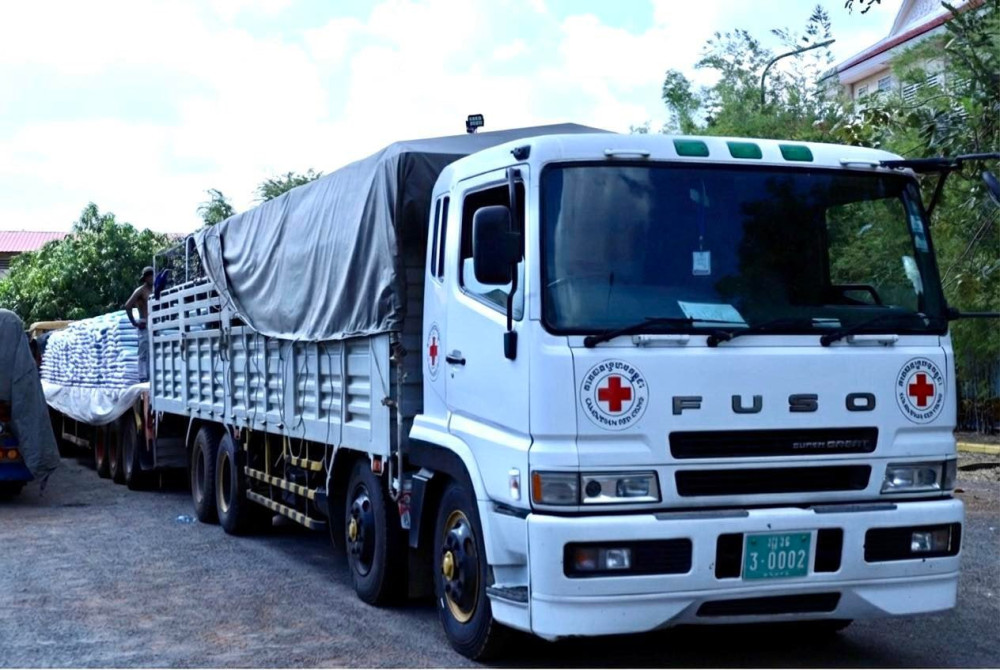 Samdech Bun Rany Hun Sen approves 60 tonnes of rice and 12,500 blankets for displaced residents in Oddar Meanchey, Banteay Meanchey, and Preah Vihear.