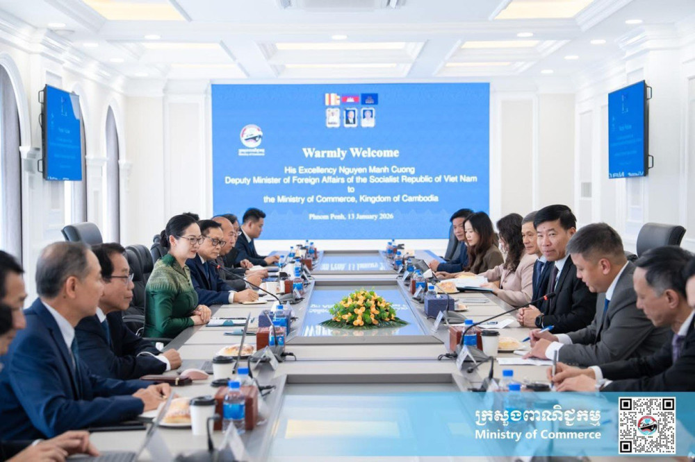 Cambodia and Vietnam commit to a $20 billion bilateral trade target. Discover the strategic impact on ASEAN supply chains and regional investment opportunities.