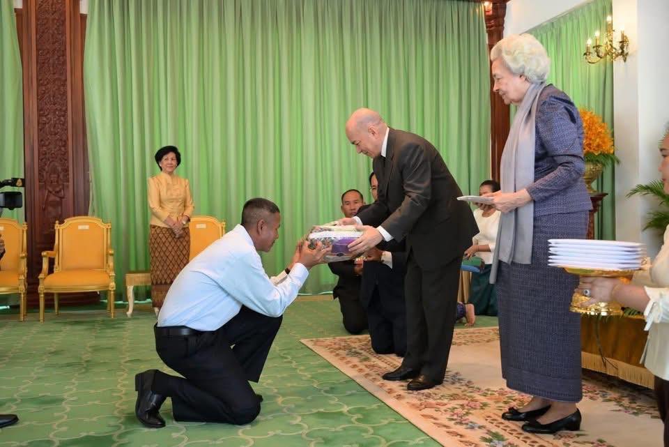 Cambodia’s King and Queen Mother Welcome Home 18 Soldiers
