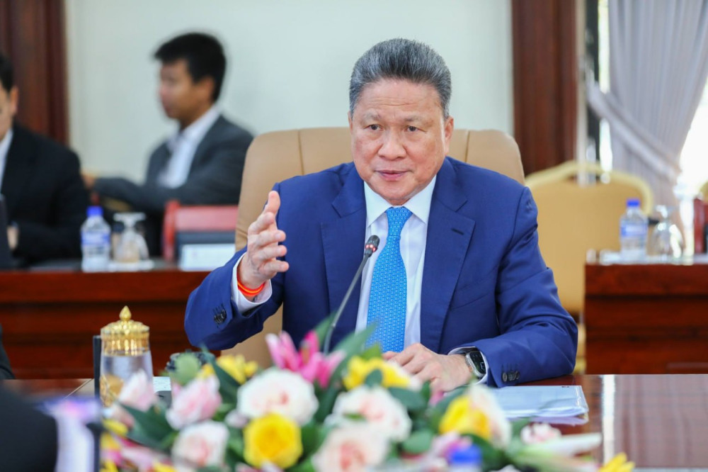 DPM Sun Chanthol reviews EuroCham's policy paper on Sihanoukville Autonomous Port (PAS). Discover how digitalization and reforms are boosting Cambodia's logistics.