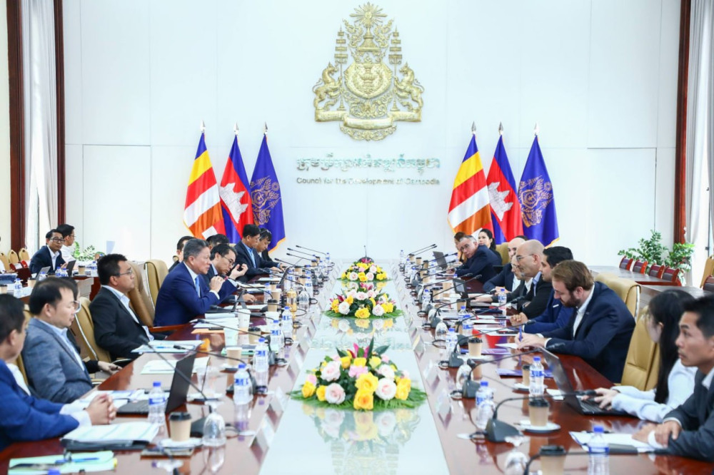 DPM Sun Chanthol reviews EuroCham's policy paper on Sihanoukville Autonomous Port (PAS). Discover how digitalization and reforms are boosting Cambodia's logistics.